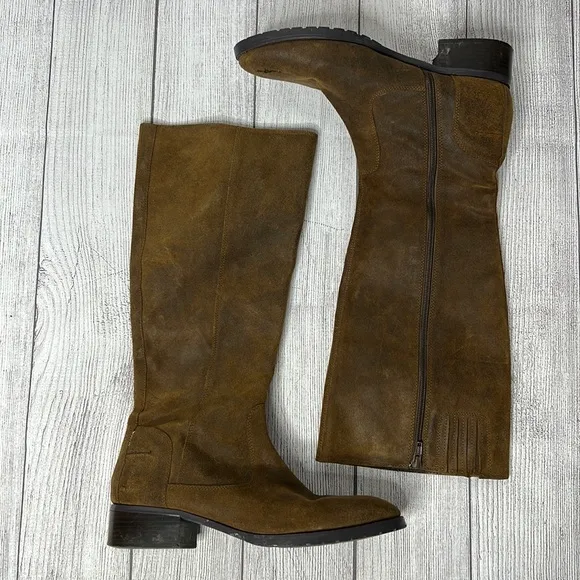 🔹 Donald Pliner Sueded Leather Boots