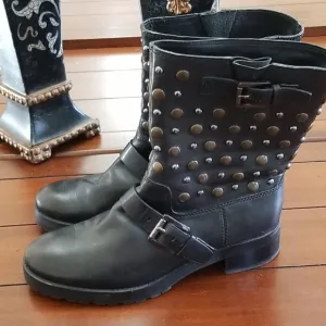 🖤 MK STUDDED BOOTS