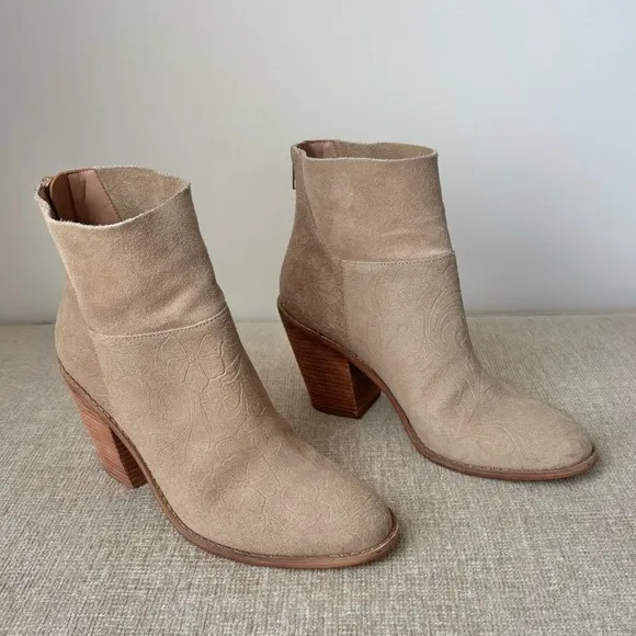 Anthropolgie Matisse Soho Suede Embossed Stacked Heel Tan Floral Ankle Boots 9.5