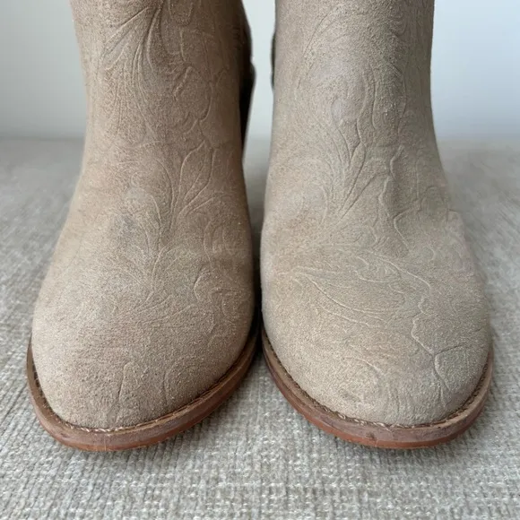 Anthropolgie Matisse Soho Suede Embossed Stacked Heel Tan Floral Ankle Boots 9.5