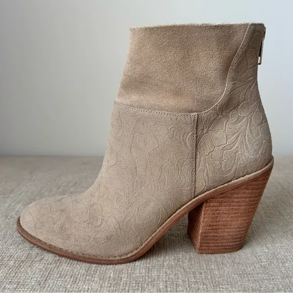 Anthropolgie Matisse Soho Suede Embossed Stacked Heel Tan Floral Ankle Boots 9.5