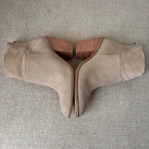 Anthropolgie Matisse Soho Suede Embossed Stacked Heel Tan Floral Ankle Boots 9.5