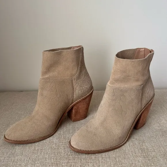 Anthropolgie Matisse Soho Suede Embossed Stacked Heel Tan Floral Ankle Boots 9.5