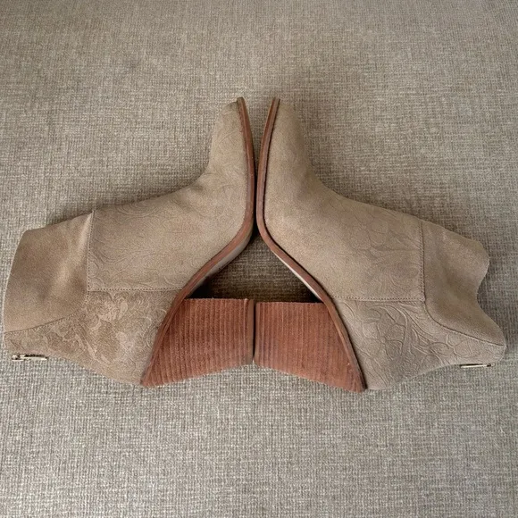 Anthropolgie Matisse Soho Suede Embossed Stacked Heel Tan Floral Ankle Boots 9.5