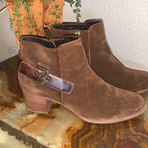 AQUATALIA brown suede ankle boots, inside zip, leather trim, 2” block heel 9 EUC