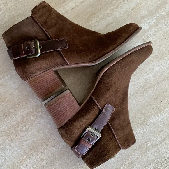 AQUATALIA brown suede ankle boots, inside zip, leather trim, 2” block heel 9 EUC