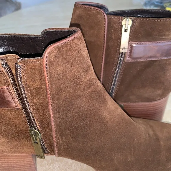 AQUATALIA brown suede ankle boots, inside zip, leather trim, 2” block heel 9 EUC