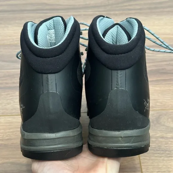 Arc'teryx Women's Acrux TR Gore-Tex Hiking Boots in Black - Size 9