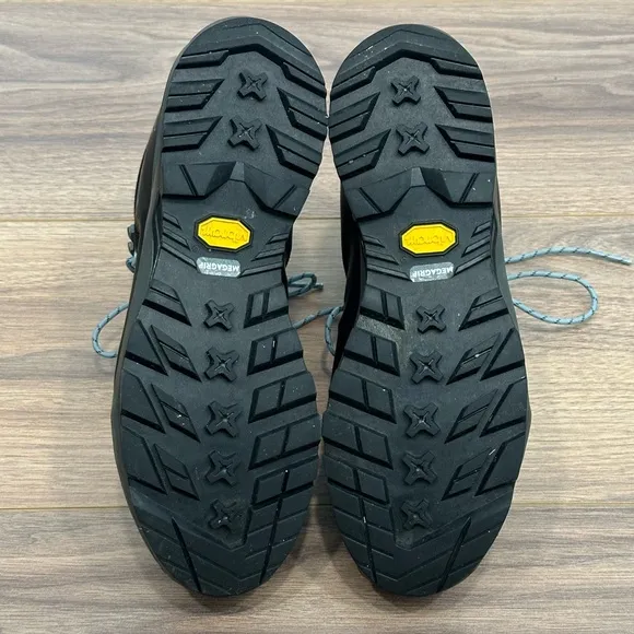 Arc'teryx Women's Acrux TR Gore-Tex Hiking Boots in Black - Size 9