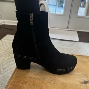 Avalanche Black Heeled Suede Side zip booties size 8