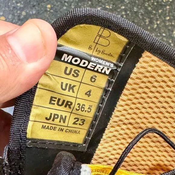 B by Burton Modern Women’s Snow Boots. Size 6. Black/gold.