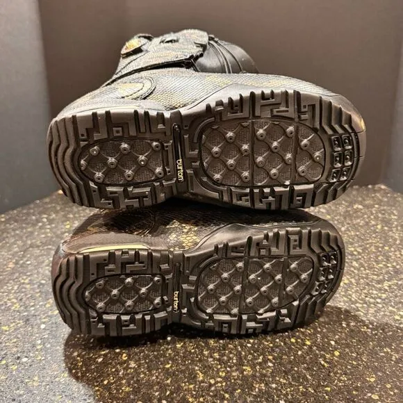B by Burton Modern Women’s Snow Boots. Size 6. Black/gold.