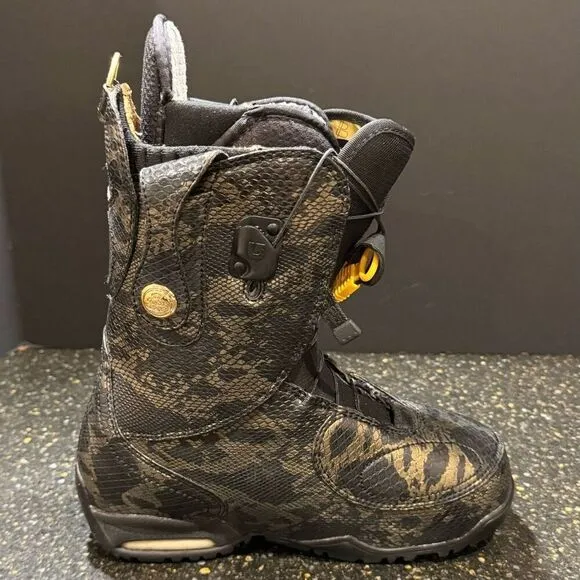 B by Burton Modern Women’s Snow Boots. Size 6. Black/gold.