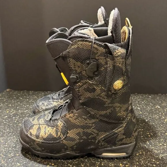 B by Burton Modern Women’s Snow Boots. Size 6. Black/gold.