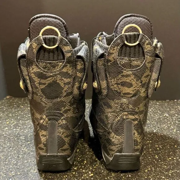 B by Burton Modern Women’s Snow Boots. Size 6. Black/gold.