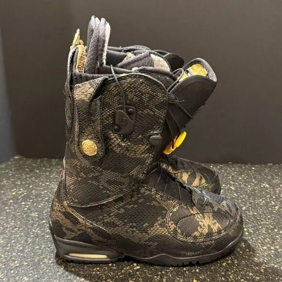 B by Burton Modern Women’s Snow Boots. Size 6. Black/gold.