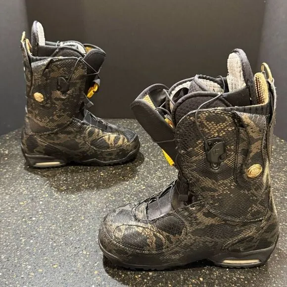 B by Burton Modern Women’s Snow Boots. Size 6. Black/gold.
