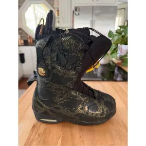 B by Burton Modern Women’s Snow Boots. Size 6. Black/gold.