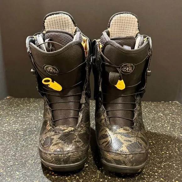 B by Burton Modern Women’s Snow Boots. Size 6. Black/gold.