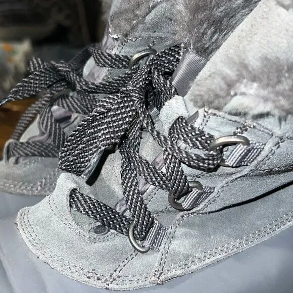 BareTraps grey and white faux furred lined lace up boots size 8.5