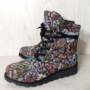 Bearpaw Krista Floral Tapestry Water Repellent Boots Wedge Heel Women’s Size 10
