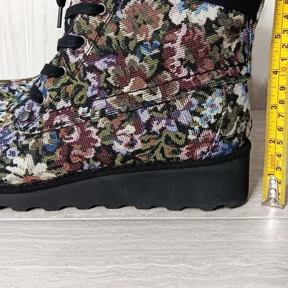 Bearpaw Krista Floral Tapestry Water Repellent Boots Wedge Heel Women’s Size 10