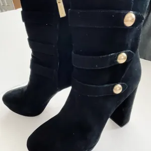 Beautiful EUC Michael Kors, black chunky heel boots, size 10