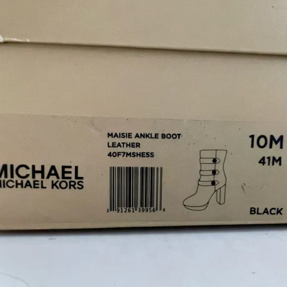 Beautiful EUC Michael Kors, black chunky heel boots, size 10