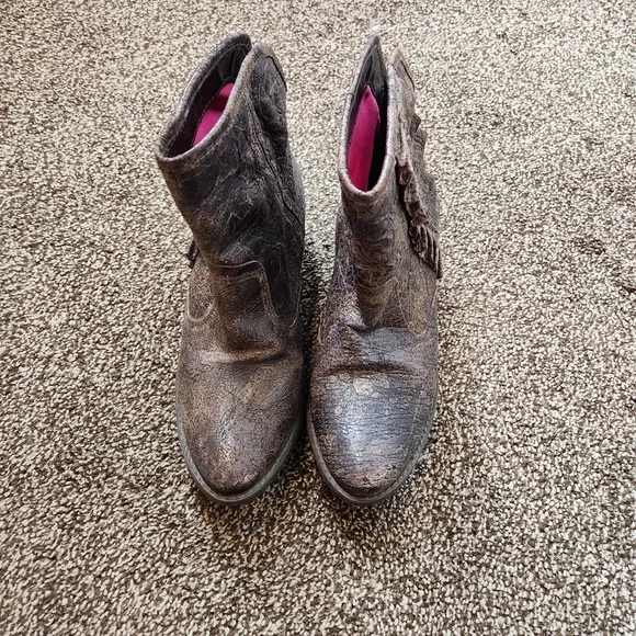 Betsey Johnson Distressed Seal Ankle Boots Size 6.5