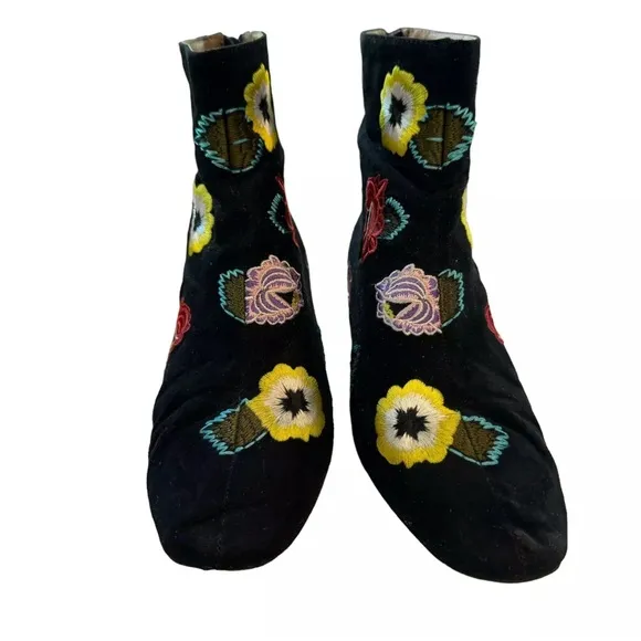 Betsey Johnson Women's Twiggy Black Floral Suede Embroidered Chelsea Boots 7.5