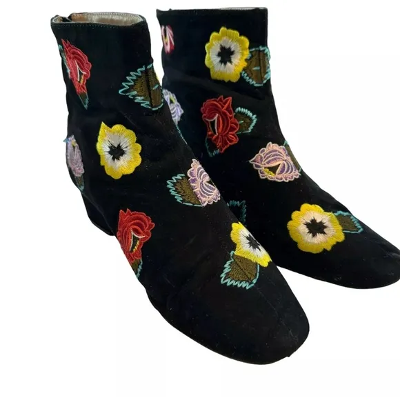 Betsey Johnson Women's Twiggy Black Floral Suede Embroidered Chelsea Boots 7.5