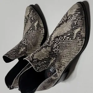 BLONDO FALL POINTY TOE SNAKESKIN WATERPROOF SOUTHWESTERN BOHEMIAN ANKLE BOOTIES