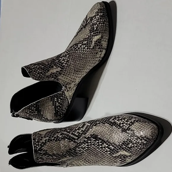 BLONDO FALL POINTY TOE SNAKESKIN WATERPROOF SOUTHWESTERN BOHEMIAN ANKLE BOOTIES
