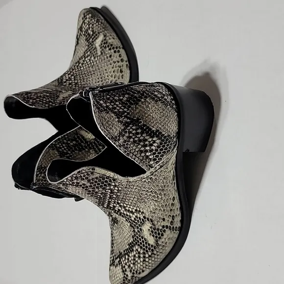BLONDO FALL POINTY TOE SNAKESKIN WATERPROOF SOUTHWESTERN BOHEMIAN ANKLE BOOTIES