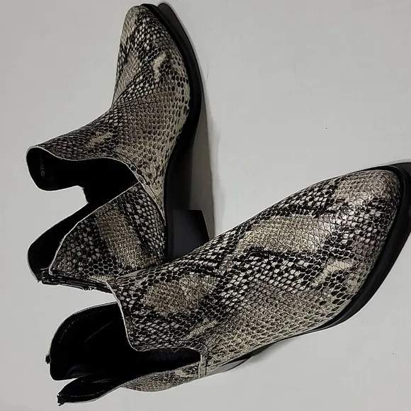 BLONDO FALL POINTY TOE SNAKESKIN WATERPROOF SOUTHWESTERN BOHEMIAN ANKLE BOOTIES