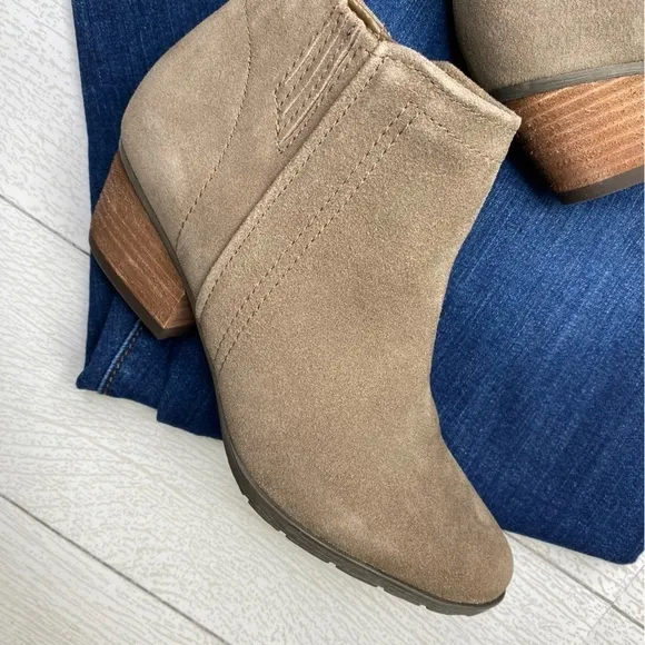 Blondo Olive green suede waterproof ankle boots booties size 6.5