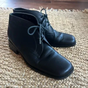 Bootalinos 90s Women’s 8.5 Katy Lace Up Black Leather Chukka Boots Academia
