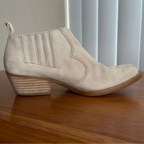 Born Wasatch Suede Ankle Boots Natural Sand Size 8