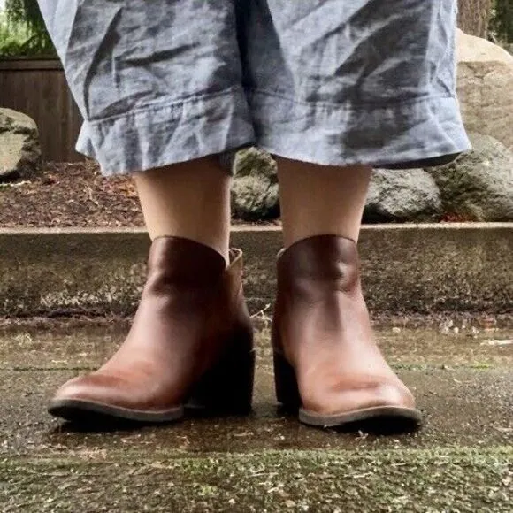 Born Women's Brown‎ Leather Ankle Boots Size 9.5M Comfy Back Zip Box Heel Patent