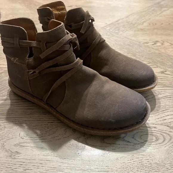Born Women's Brown Tarkiln Suede Ankle Boots Size 8.5 US Zip Leather Wrap Laces