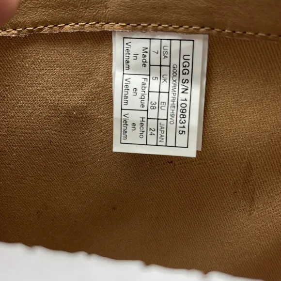 Brand new never worn Ugg Sorensen Waterproof Boots Brown 6.5