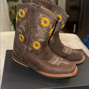 Brown Leather Boots with Sunflower Embroidery