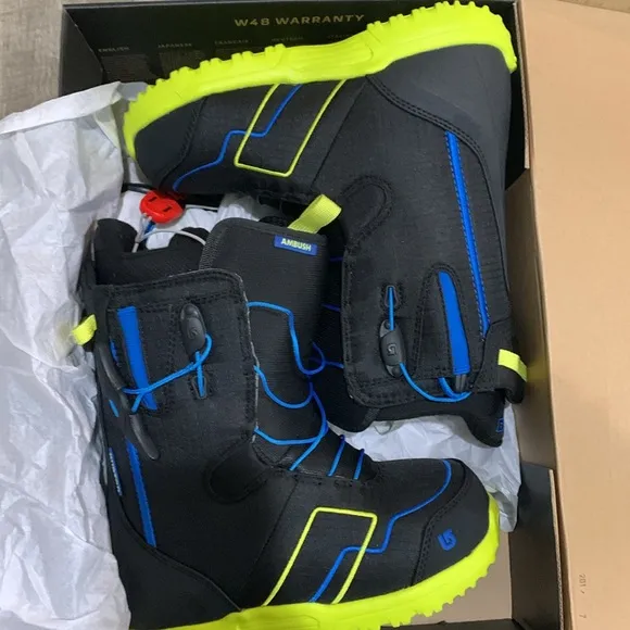 Burton Ambush Kids Size 5 NEW in Box, Black and Blue Snowboard Boots