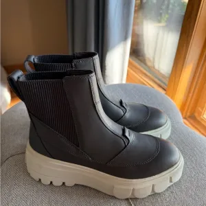 CARIBOU™ X WOMEN'S CHELSEA WATERPROOF BOOT Black Ankle Boots