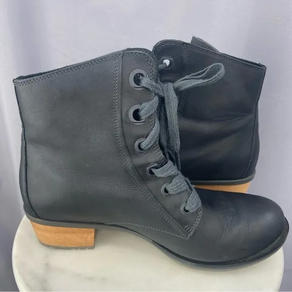 Chaco Cataluna Lace Up Mid Ankle Boots Black Leather Womens Size 10