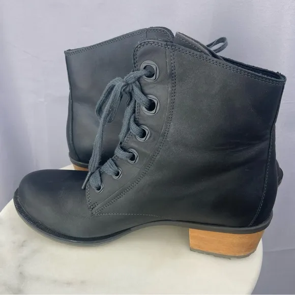 Chaco Cataluna Lace Up Mid Ankle Boots Black Leather Womens Size 10