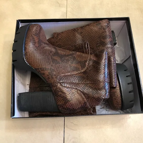 CHARLES BY CHARLES DAVID Women’s Snake Print Lug Sole Tall Boots Size 8