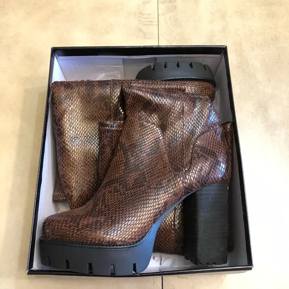 CHARLES BY CHARLES DAVID Women’s Snake Print Lug Sole Tall Boots Size 8