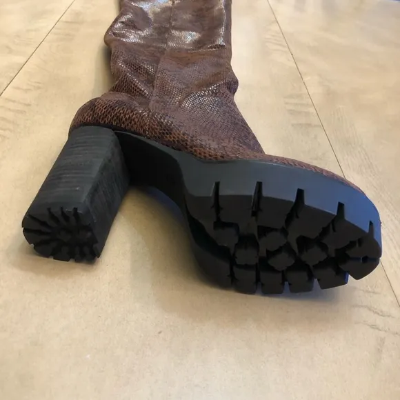CHARLES BY CHARLES DAVID Women’s Snake Print Lug Sole Tall Boots Size 8