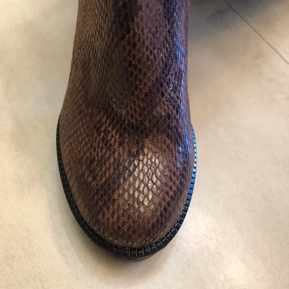 CHARLES BY CHARLES DAVID Women’s Snake Print Lug Sole Tall Boots Size 8